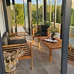 Robinson House Mimo *