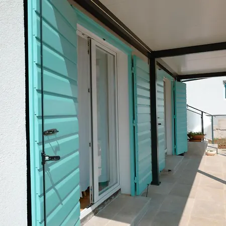 Robinson House Mimo Nevidane