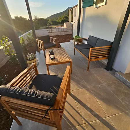 Robinson House Mimo Nevidane