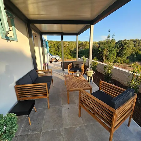 Robinson House Mimo Nevidane
