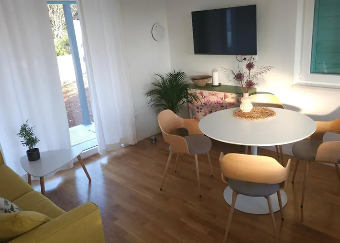 Robinson House Mimo Semesterbostad Neviđane