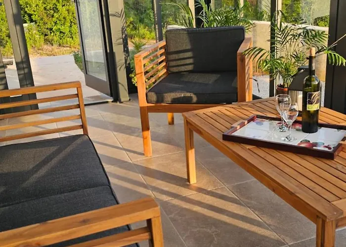 Robinson House Mimo * Neviđane