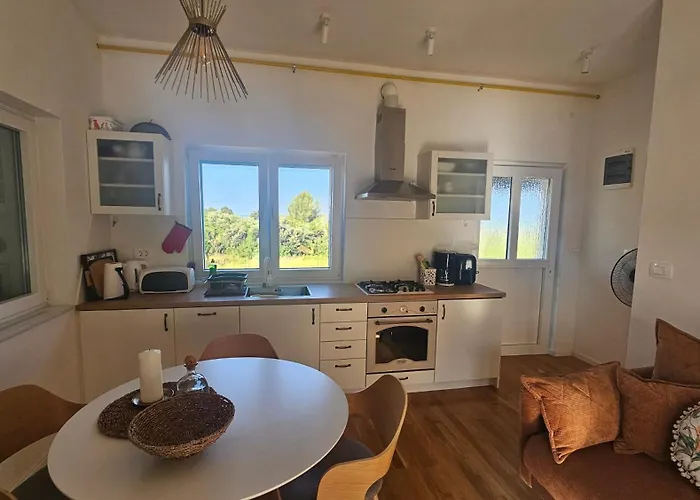 Robinson House Mimo * Neviđane