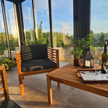 Robinson House Mimo *